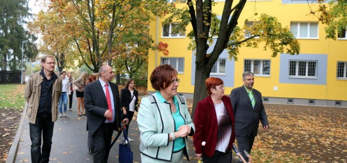 Ředitelce školy Ing. Marcele Hrejsové (v modrém kostýmku) se po letech snažení podařilo získat 9 milionů potřebných na zateplení budovy.