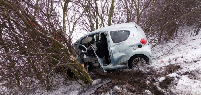 Jedno z aut skončilo ve škarpě. Ulice Velvarská ve Velké Bučině musela být uzavřena.