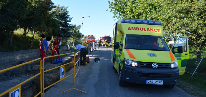 Na Mladoboleslavsku spadl muž do výkopu a auto do řeky