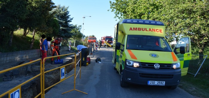 Na Mladoboleslavsku spadl muž do výkopu a auto do řeky