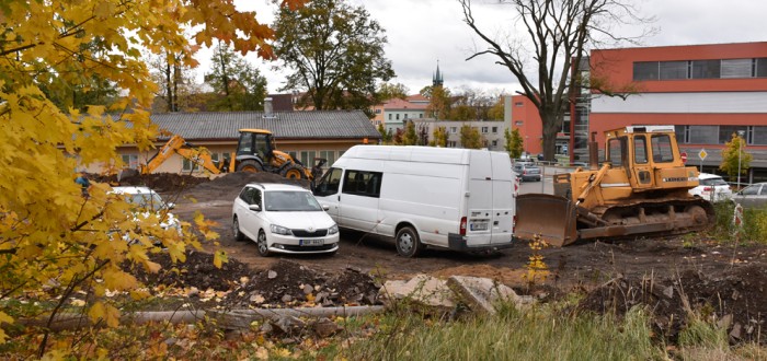 Vyřeší nedostatek parkovacích míst nově budované parkoviště u nemocnice? Zřejmě asi ne zcela, radnice postavila už několik parkovišť