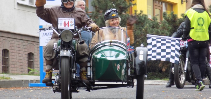 Na náměstí v Ondřejově přicestovalo více jak šest desítek auto a moto veteránů
