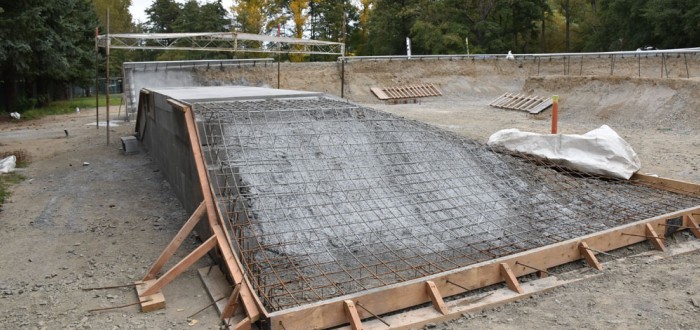 Nový skatepark v Příbrami za několik milionů se otevře až za půl roku. Kdo za to může?