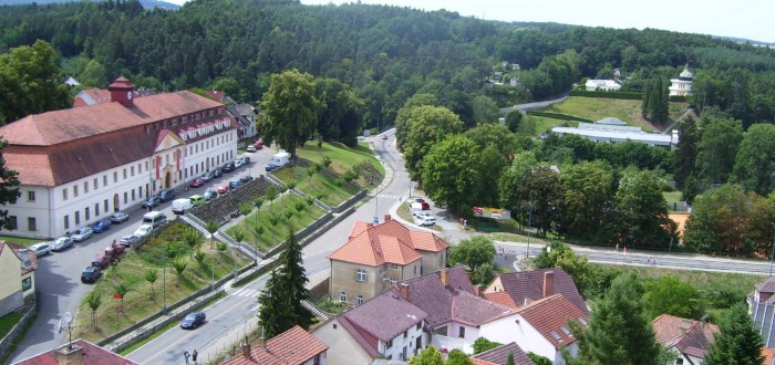 Pohled na křižovatku ve tvaru T z hradní věže