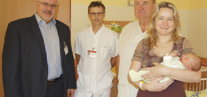 Zleva: Ředitel nemocnice Petr Hostek, primář dětského oddělení Michael Richter, primář  porodnice Stanislav Matoušek a maminka Helena Šopejstalová se synem Danielem Červenkou