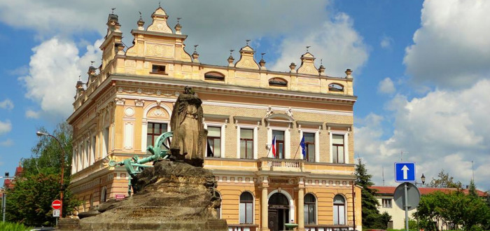 Město se nachází asi 27 km od Kolína a žije tu okolo sedmi tisíc obyvatel
