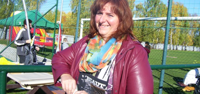 Vlasta Málková při drakiádě na hřišti v Dolních Jirčanech