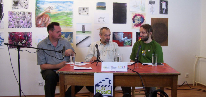 Pavel Novák (uprostřed) během besedy Studia 27