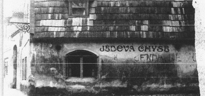 Podle staré pověsti chodil už v roce 1326 do hospody strašit o půlnoci z Židovského města legendární Golem Rabiho Löwa