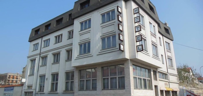 Budova hotelu z třicátých let patří městu Kralupy. Kvůli rekonstrukci náměstí má být zbořena.