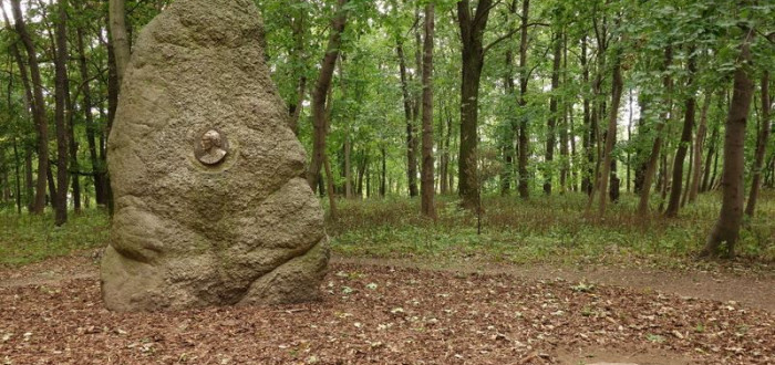 Největší český menhir najdete v Tyršových sadech. Je o 20 cm vyšší, než ten klobucký