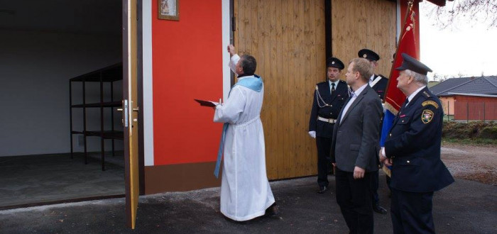 Týnecký farář Mgr. Bedřich Vymětalík vysvěcuje zbrojnici