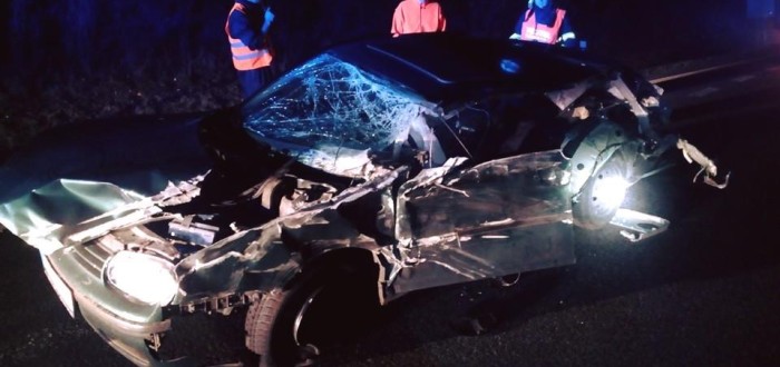Zraněný řidič si u Velvar stopl cizího řidiče, který ho odvezl do Prahy, zatímco ho ostatní hledali s termovizí