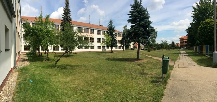 ZŠ Veltrusy stojí hned vedle školky. Mezi nimi je parčík, který brzy změní podobu