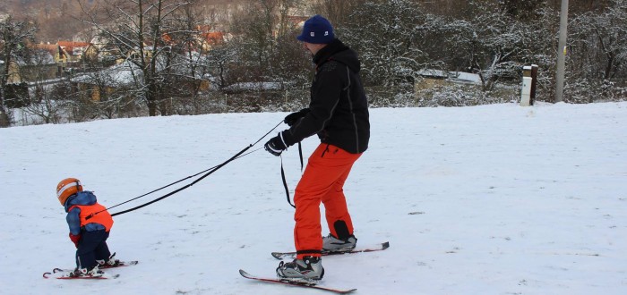 Kopeček v Úholičkách využijí například rodiče, kteří učí svou ratolest lyžovat
