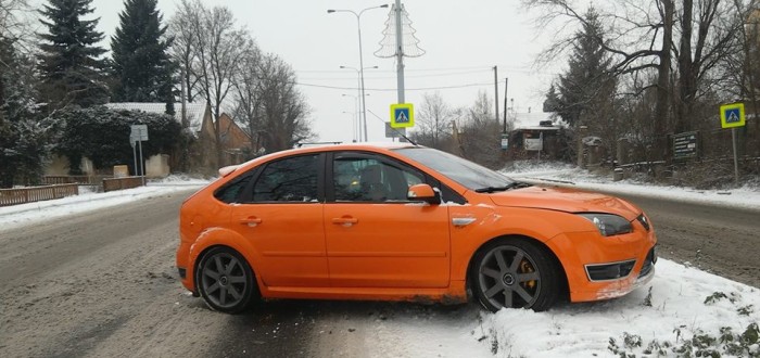 Auto zn. Ford focus najelo na středový pás.