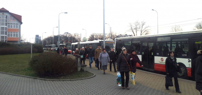 Takto vypadá Ládví, kde opravdu není autobusové nádraží, ale pouze zastávka