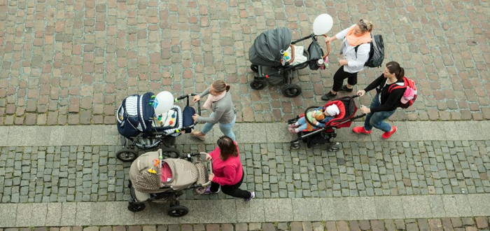 Jezdit s kočárkem po městě není žádná legrace, zvláště když chybí bezbariérové přístupy.