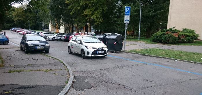 Auto, které kontroluje, zda tady parkují ti správní lidé. Popelnice v modré zóně mu evidentně nevadí
