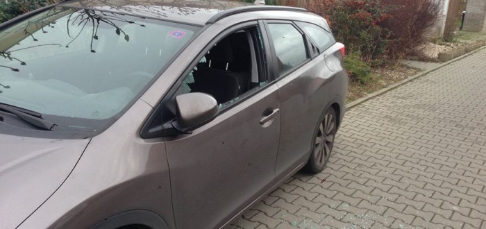 Poslední krádež se stala v úterý 22. prosince ráno. Policie zloděje vyrušila. Jeli v bílém autě