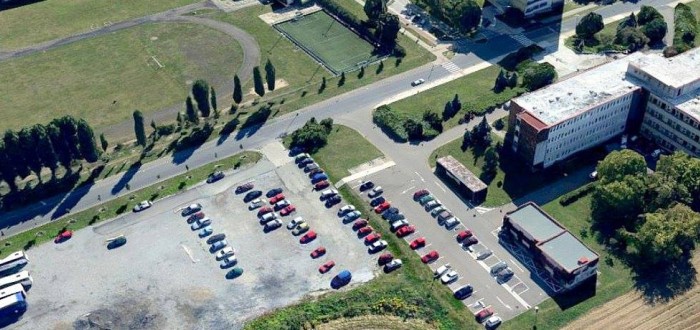 Parkování před poliklinikou v Nymburku