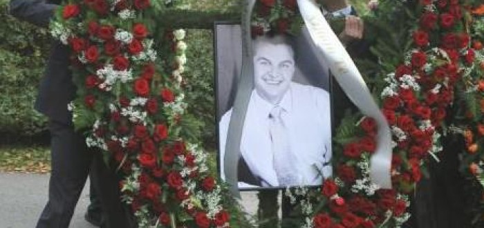 Smrt každého člověka je strašná, tím spíš, když zabijí s koktejlem všeho možného v krvi