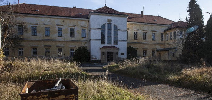 Celý prostor je uzavřen a jenom chátrá