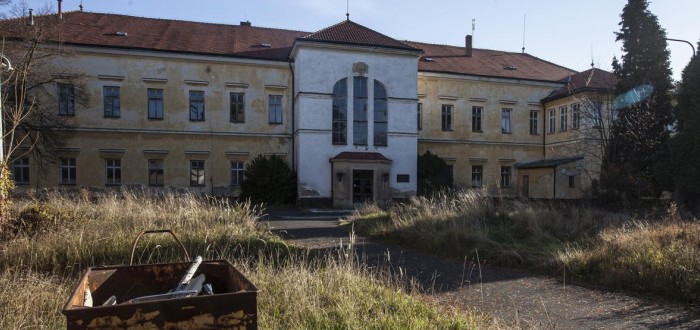 Celý prostor je uzavřen a jenom chátrá