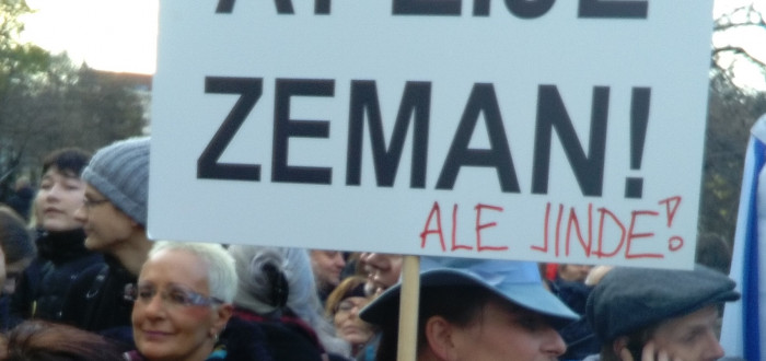 Odpůrkyně současného prezidenta v davu jeho příznivců na Albertově