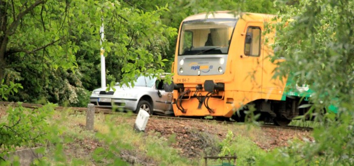 Vlak táhl automobil 100 metrů po perónu