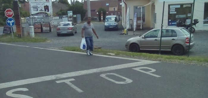 Jeden ze vzácných záběrů "podnikatele s igelitkou"