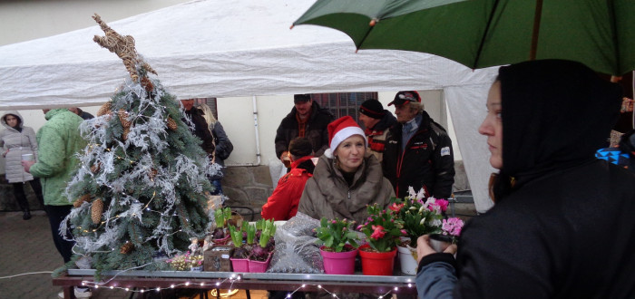 Na adventní akci nechyběla čerčanská květinářka