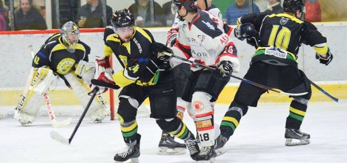 Velké Popovice (v černém) půjdou do play-off v roli vítěze základní části