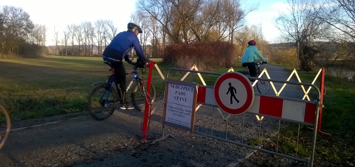 Zákaz vstupu na stezce z Černošic do Radotína cyklisté nikdy příliš nedodržovali 