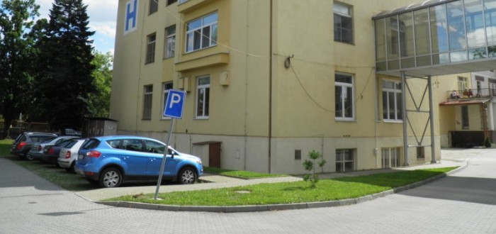 Zvenku nemocnice moc luxusně nevypadá, ale pracuje se na tom, aby alespoň interiér prokoukl.