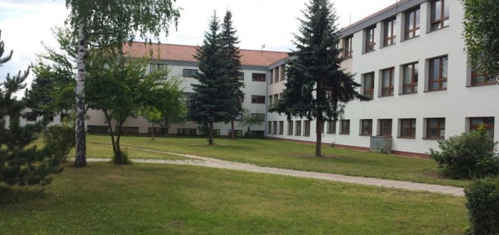 Prostor mezi ZŠ Veltrusy (na obrázku) a mateřskou školou je nyní používán maximálně jako zkratka...