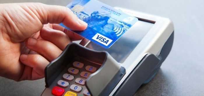 Češi patří k národům, kteří stále častěji platí svou útratu platební kartou