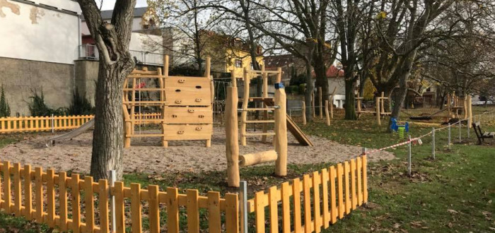 Hřiště v Poděbradech je z akátového dřeva a celé v přírodním módu