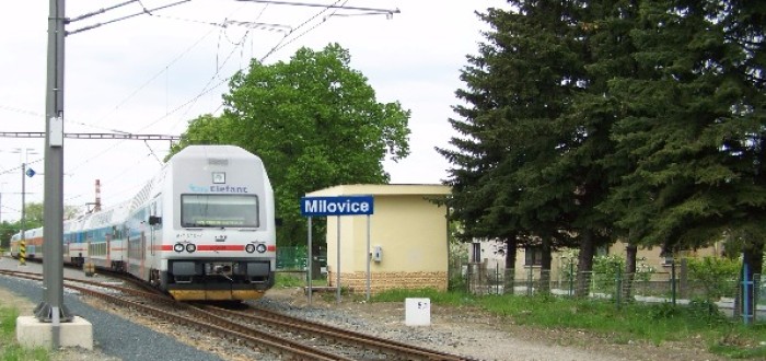 Zaparkují konečně řidiči v Milovicích na nádraží?