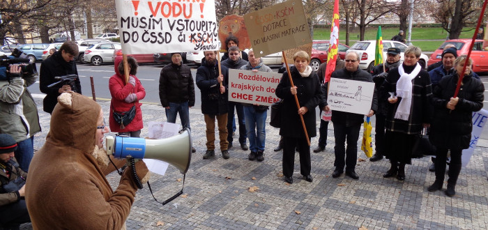 Starosta Kamýku nad Vltavou Petr Halada v kostýmu medvěda