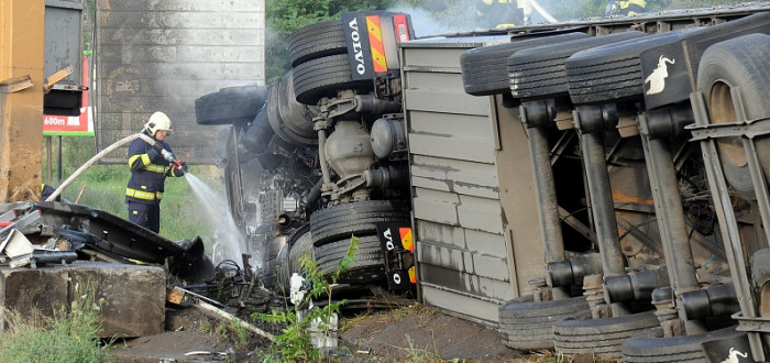 Hořet začalo v motorové části kamionu