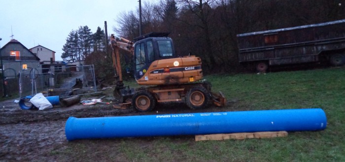 Stavební práce na výměně vodovodu u Čerčan (konec Příkré ulice)