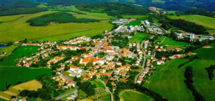 Město bylo založeno na planině pod vrchem Strážník