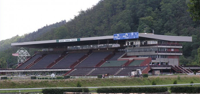 Tribuna závodiště ve Velké Chuchli