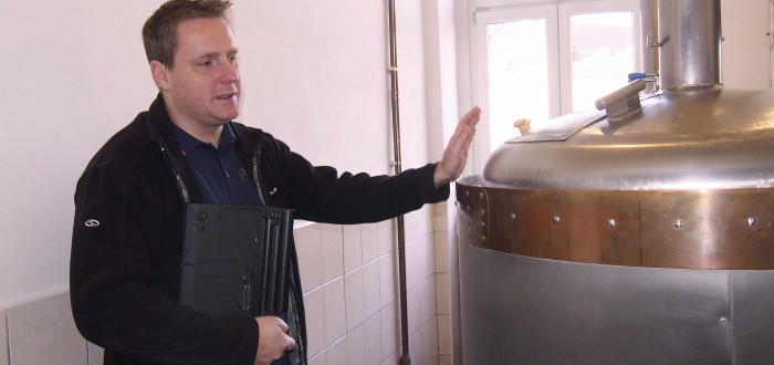 Spolumajitel pivovaru Vít Zelenka vysvětluje proces vaření piva. Pivovar Podlesí je skvělým tipem na výlet nejen pro žíznivé. Můžete tady završit túru po Brdech