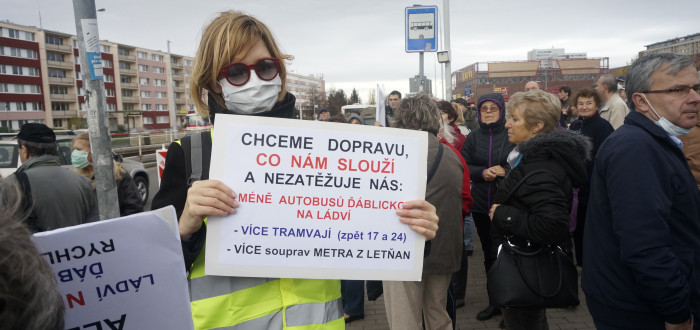 Na demonstraci přišlo několik desítek lidí