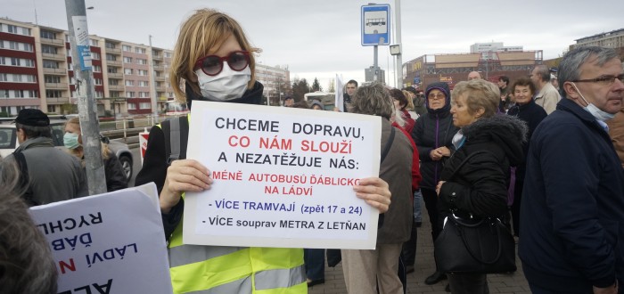 Na demonstraci přišlo několik desítek lidí