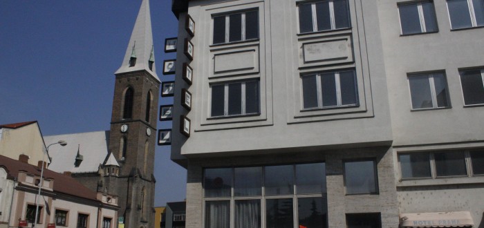 Hotel Praha stojí přímo u náměstí