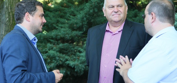 Hejtman Miloš Petera při jednání s náměstkem pražské primátorky pro dopravu a evropské fondy Petrem Dolínkem.	