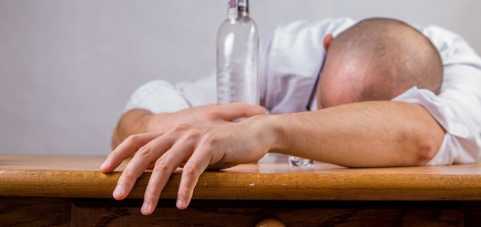 Muž byl v tak podnapilém stavu, že si spletl dveře od toalet s těmi od chodby